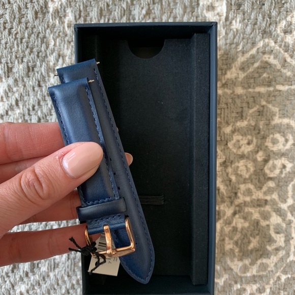 Daniel Wellington Watch With Extra Band - Picture 4 of 4